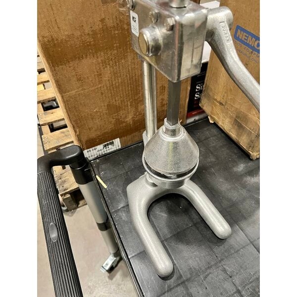 Scratch and Dent Nemco 55850 Manual Heavy Duty Easy Citrus Juicer