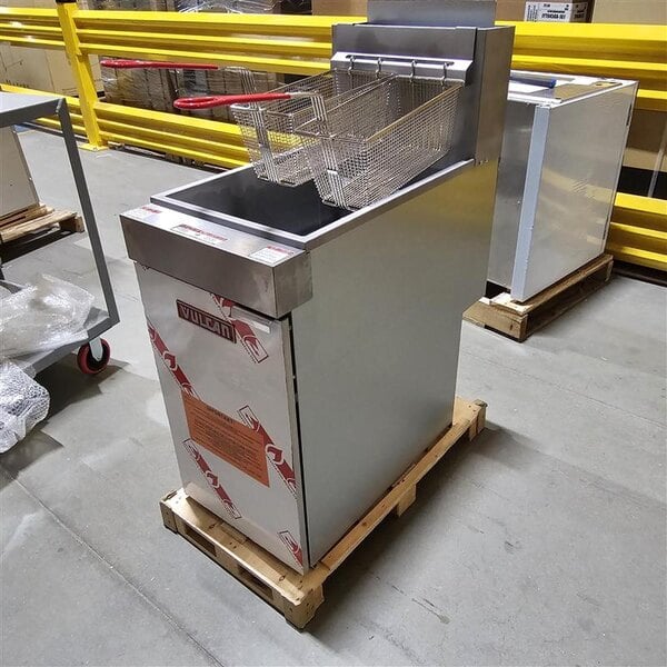 Scratch and Dent Vulcan LG400-1 45-50 lb. Natural Gas Floor Fryer - 120,000 BTU