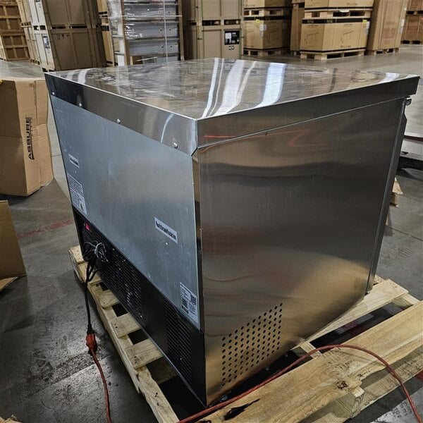 Scratch and Dent Avantco SS-UC-36R-HC 36" Undercounter Refrigerator