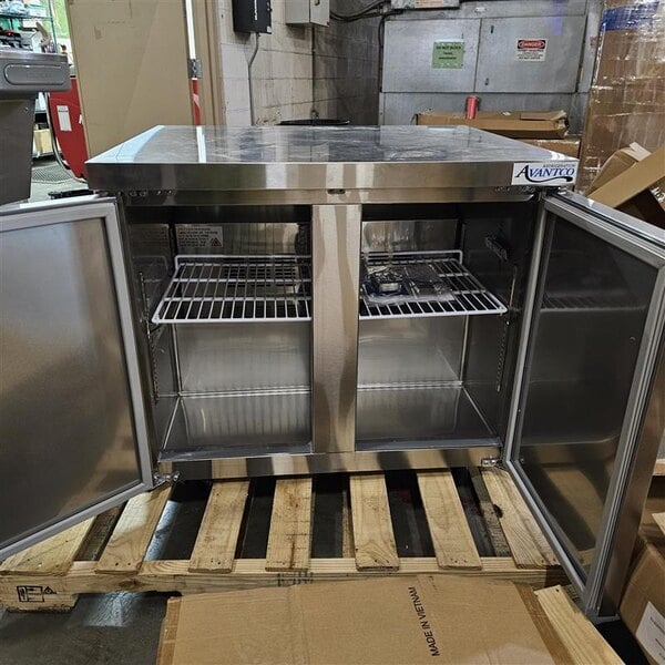 Scratch and Dent Avantco SS-UC-36R-HC 36" Undercounter Refrigerator
