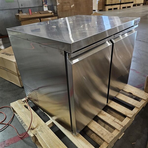Scratch and Dent Avantco SS-UC-36R-HC 36" Undercounter Refrigerator
