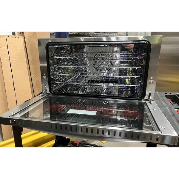 Scratch and Dent Avantco CO-16 Half Size Countertop Convection Oven, 1.5 Cu. Ft. - 120V, 1600W