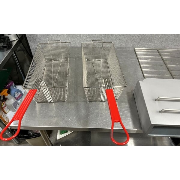 Scratch and Dent Avantco F5-ES-N 65-70 lb. Natural Gas Stainless Steel Floor Fryer - 100,000 BTU