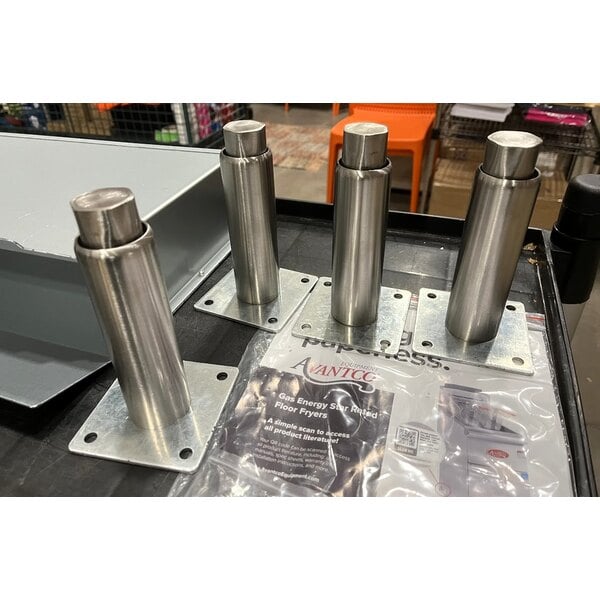 Scratch and Dent Avantco F5-ES-N 65-70 lb. Natural Gas Stainless Steel Floor Fryer - 100,000 BTU