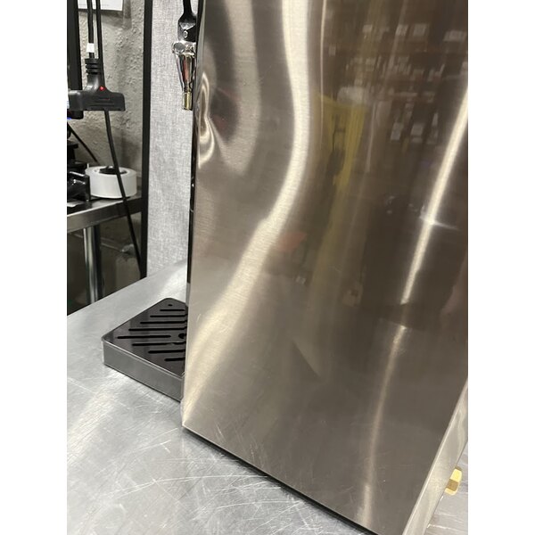 Scratch and Dent Avantco HWDD2 2 Gallon Hot Water Dispenser with Digital Controls - 120V, 1800W