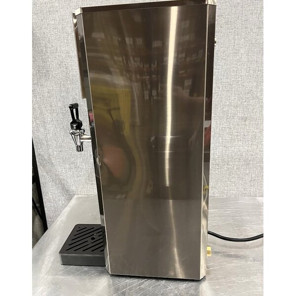 Scratch and Dent Avantco HWDD2 2 Gallon Hot Water Dispenser with Digital Controls - 120V, 1800W