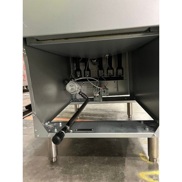 Scratch and Dent Avantco F5-ES-N 65-70 lb. Natural Gas Stainless Steel Floor Fryer - 100,000 BTU