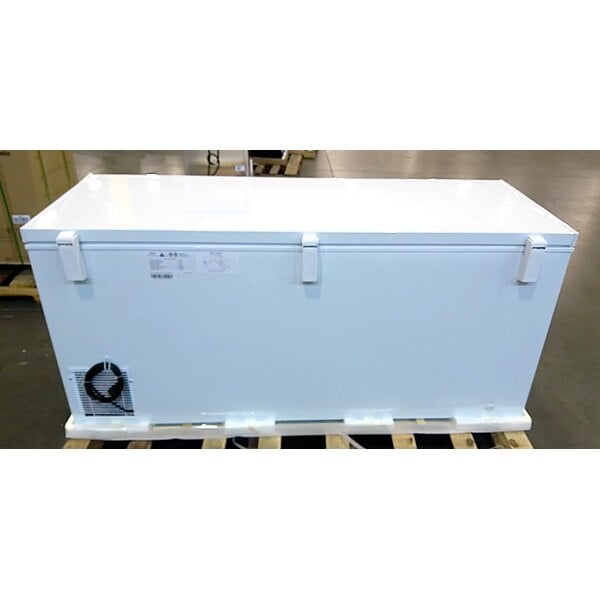 Scratch and Dent Galaxy CF20HC Commercial Chest Freezer - 19.4 cu. ft.