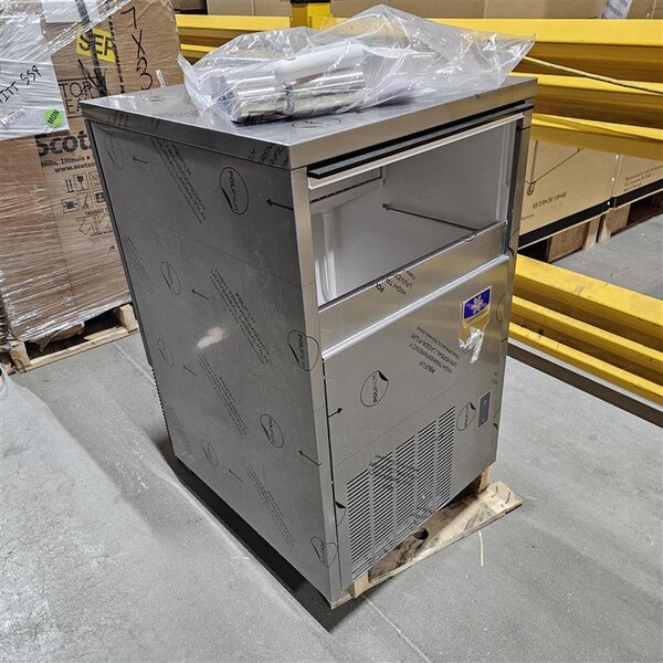 Scratch and Dent Manitowoc USP0100A-161 CrystalCraft 20" Air Cooled Undercounter Square Cube Ice Machine with 38 lb. Bin - 115V, 100 lb.