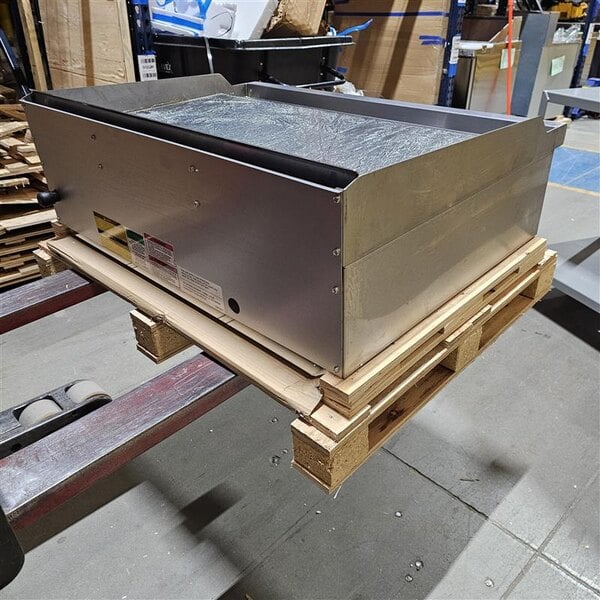 Scratch and Dent Vulcan VCRG36-M1 Natural Gas 36" Countertop Griddle with Manual Controls - 75,000 BTU