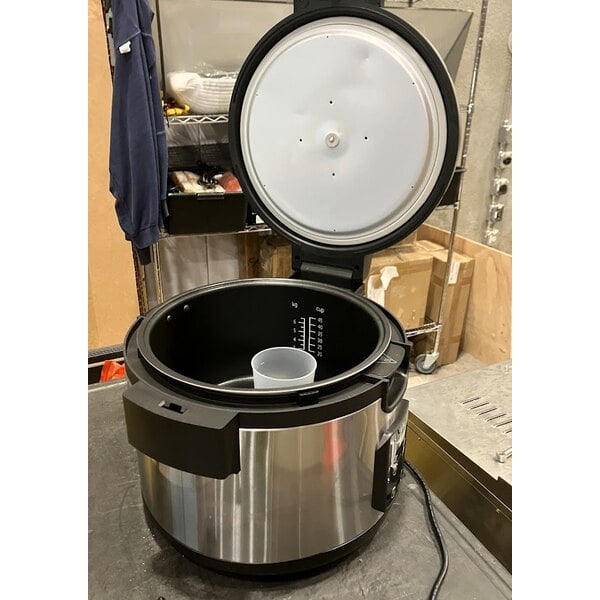 Scratch and Dent Avantco RCSB90 90 Cup (45 Cup Raw) Digital Electric Rice Cooker / Warmer with Hinged Lid - 240V, 2,500W