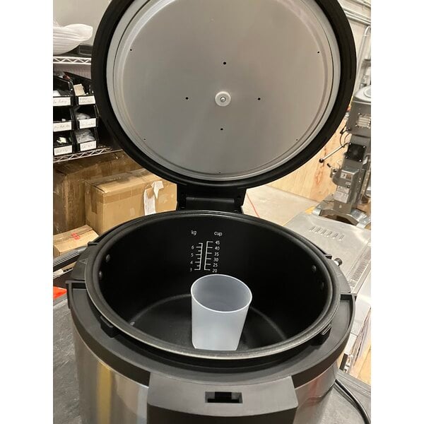 Scratch and Dent Avantco RCSB90 90 Cup (45 Cup Raw) Digital Electric Rice Cooker / Warmer with Hinged Lid - 240V, 2,500W