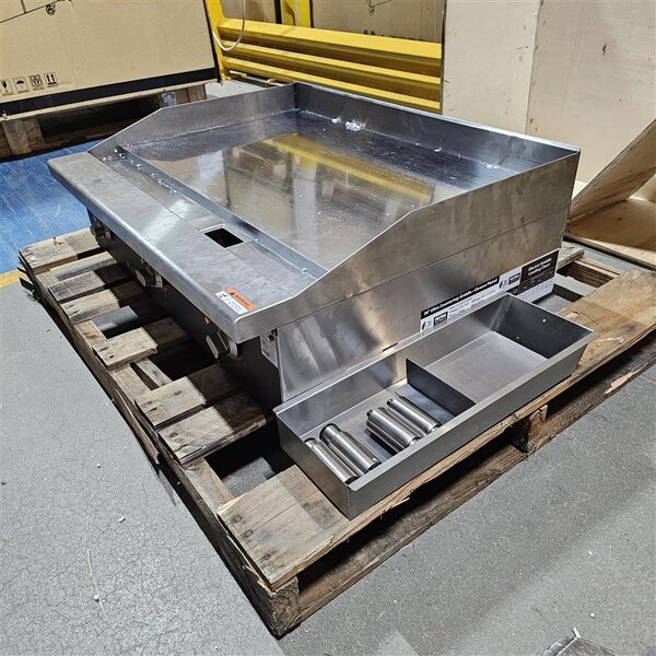 Scratch and Dent Cooking Performance Group GU-CPG-36-M Ultra Series 36" Chrome Plated Electric Countertop Griddle - 9,000W / 12,000W, 208 / 240V