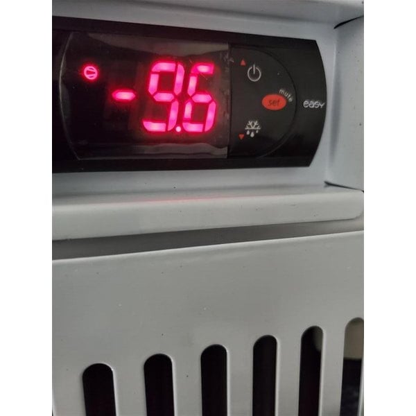 Scratch and Dent Avantco CPW-88-HC 88 3/4" 16 Tub White Deluxe Ice Cream Dipping Cabinet