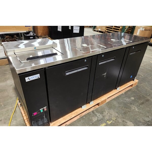 Scratch and Dent Avantco UDD-4-CT Black Kegerator / Beer Dispenser with (2) Double Tap Tower and Club Top - (3) 1/2 Keg Capacity