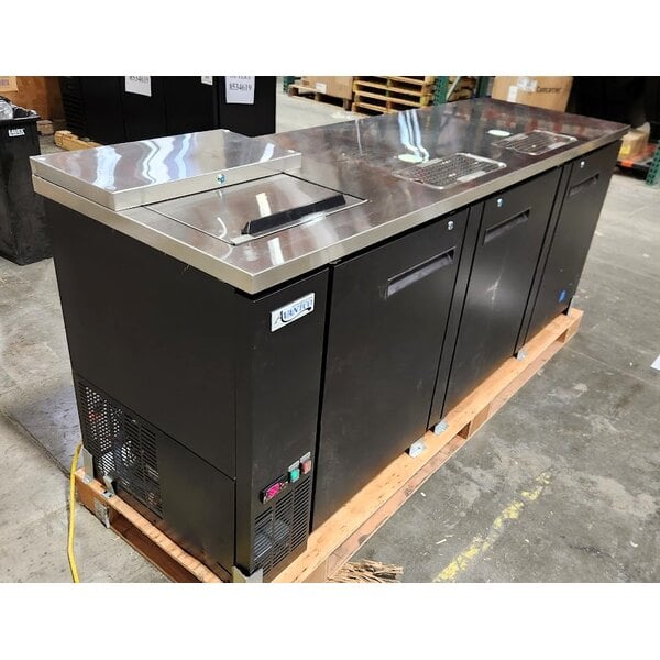 Scratch and Dent Avantco UDD-4-CT Black Kegerator / Beer Dispenser with (2) Double Tap Tower and Club Top - (3) 1/2 Keg Capacity