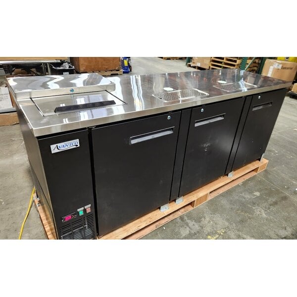 Scratch and Dent Avantco UDD-4-CT Black Kegerator / Beer Dispenser with (2) Double Tap Tower and Club Top - (3) 1/2 Keg Capacity