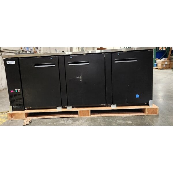 Scratch and Dent Avantco UDD-4-CT Black Kegerator / Beer Dispenser with (2) Double Tap Tower and Club Top - (3) 1/2 Keg Capacity