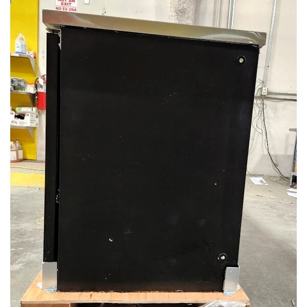 Scratch and Dent Avantco UDD-4-CT Black Kegerator / Beer Dispenser with (2) Double Tap Tower and Club Top - (3) 1/2 Keg Capacity