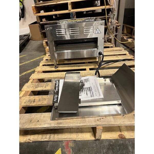 Scratch and Dent Avantco T3600B Commercial 14 1/2" Wide Conveyor Toaster with 3" Opening - 208V, 3600W, 1200 Slices per Hour