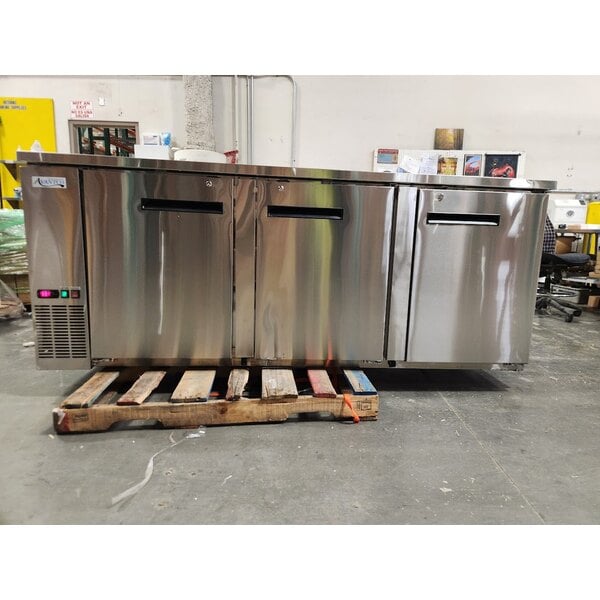 Scratch and Dent Avantco UDD-4-HC-S Stainless Steel Kegerator / Beer Dispenser with (2) 2 Tap Towers - (3) 1/2 Keg Capacity