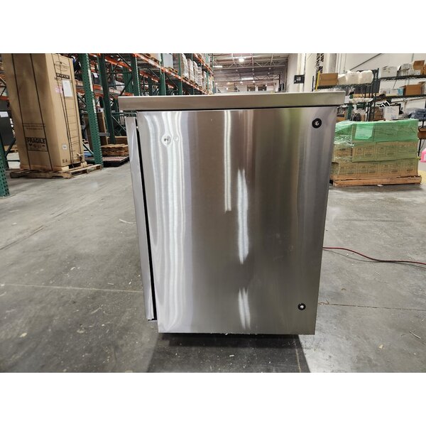 Scratch and Dent Avantco UDD-4-HC-S Stainless Steel Kegerator / Beer Dispenser with (2) 2 Tap Towers - (3) 1/2 Keg Capacity