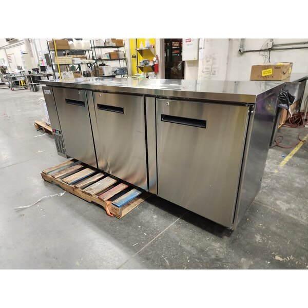 Scratch and Dent Avantco UDD-4-HC-S Stainless Steel Kegerator / Beer Dispenser with (2) 2 Tap Towers - (3) 1/2 Keg Capacity