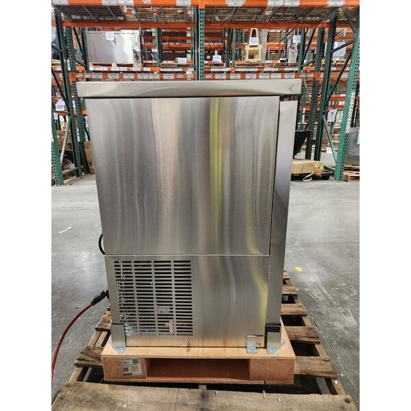 Scratch and Dent Avantco UDD-36-HC-S 36" Stainless Steel Four Tap Kegerator Beer Dispenser - (1) 1/2 Keg Capacity