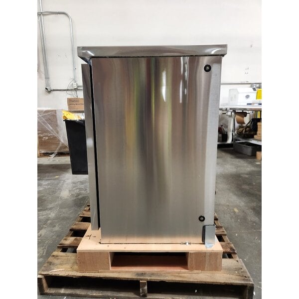 Scratch and Dent Avantco UDD-36-HC-S 36" Stainless Steel Four Tap Kegerator Beer Dispenser - (1) 1/2 Keg Capacity