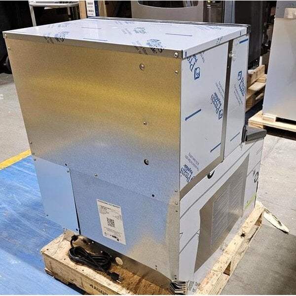 Scratch and Dent Hoshizaki KM-231BAJ 24" Air Cooled Undercounter Crescent Cube Ice Machine with Bin - 213 lb.