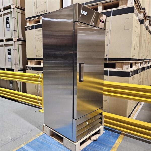 Scratch and Dent Avantco A-23R-HC 29" Solid Door Reach-In Refrigerator