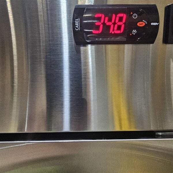 Scratch and Dent Avantco A-23R-HC 29" Solid Door Reach-In Refrigerator