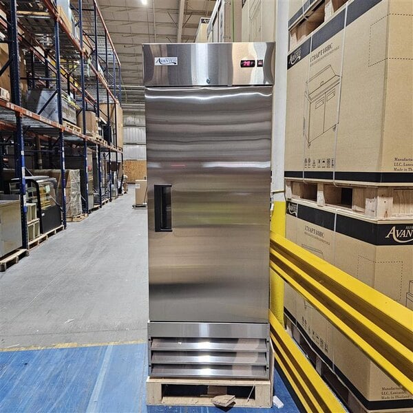 Scratch and Dent Avantco A-23R-HC 29" Solid Door Reach-In Refrigerator