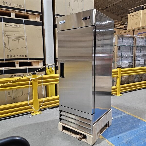 Scratch and Dent Avantco A-23R-HC 29" Solid Door Reach-In Refrigerator