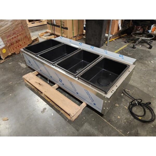 Scratch and Dent Vollrath 38118 ServeWell® Electric Four Pan Hot Food Table 208/240V - Sealed Well