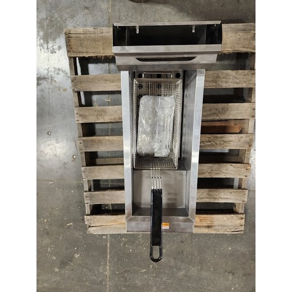 Scratch and Dent Cooking Performance Group FCPG15 Natural Gas 15 lb. Countertop Fryer - 26,500 BTU