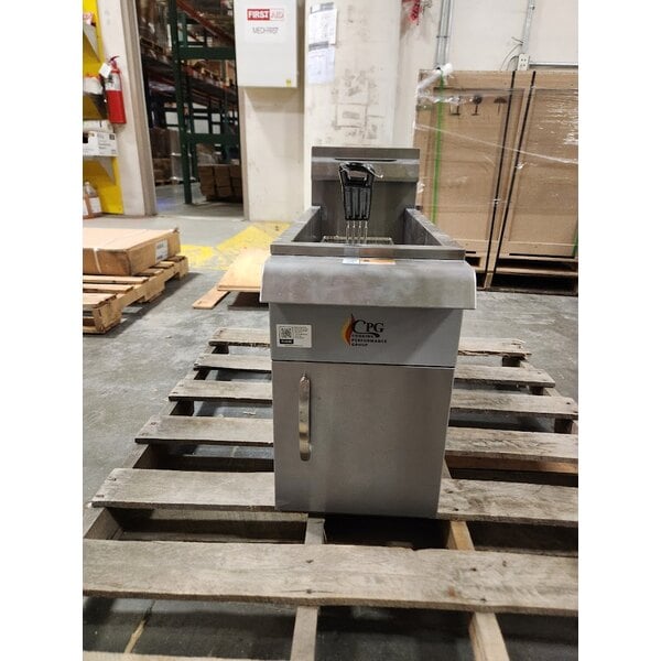 Scratch and Dent Cooking Performance Group FCPG15 Natural Gas 15 lb. Countertop Fryer - 26,500 BTU