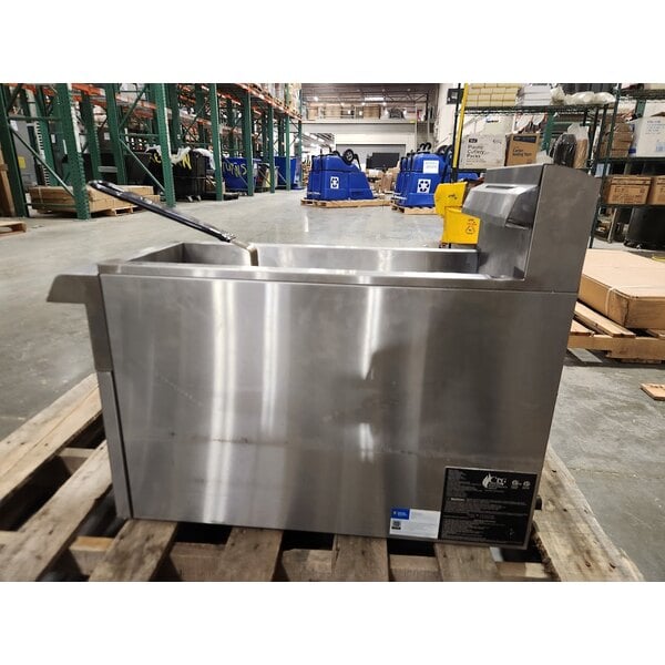 Scratch and Dent Cooking Performance Group FCPG15 Natural Gas 15 lb. Countertop Fryer - 26,500 BTU