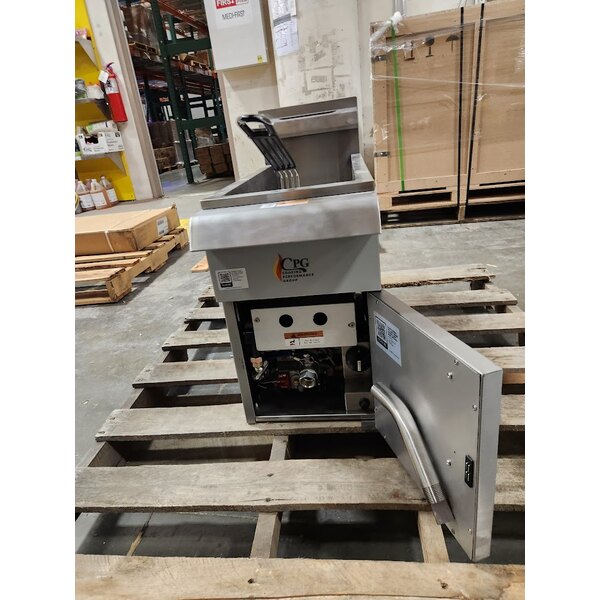 Scratch and Dent Cooking Performance Group FCPG15 Natural Gas 15 lb. Countertop Fryer - 26,500 BTU