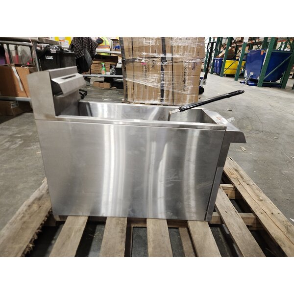 Scratch and Dent Cooking Performance Group FCPG15 Natural Gas 15 lb. Countertop Fryer - 26,500 BTU