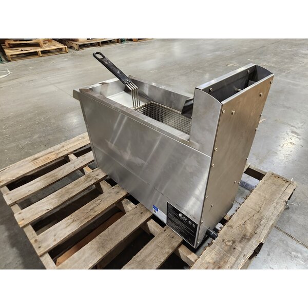 Scratch and Dent Cooking Performance Group FCPG15 Natural Gas 15 lb. Countertop Fryer - 26,500 BTU