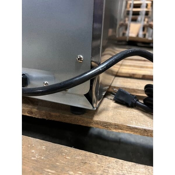 Scratch and Dent Avantco CO-16 Half Size Countertop Convection Oven, 1.5 Cu. Ft. - 120V, 1600W