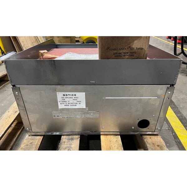 Scratch and Dent Garland E24-24G 24" Heavy-Duty Electric Countertop Griddle - 208V, 1 Phase, 8 kW