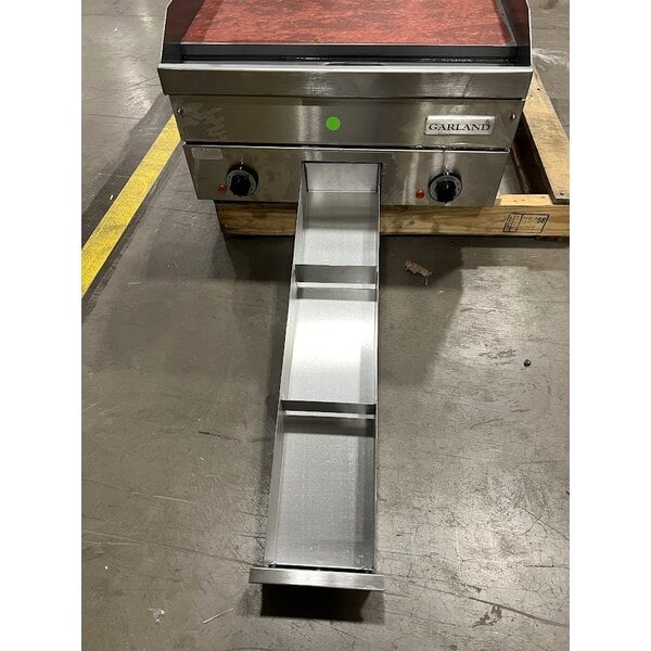Scratch and Dent Garland E24-24G 24" Heavy-Duty Electric Countertop Griddle - 208V, 1 Phase, 8 kW