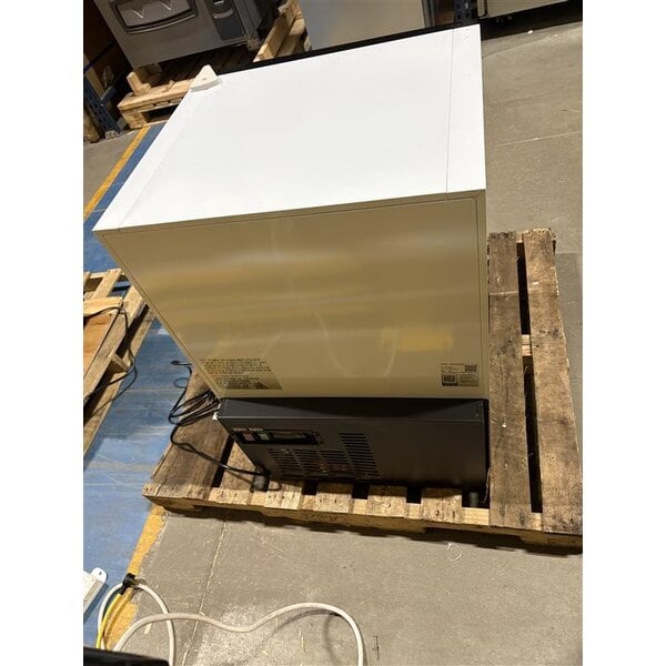 Scratch and Dent Avantco CRM-5-HC White Countertop Display Refrigerator with Swing Door - 3.9 Cu. Ft.