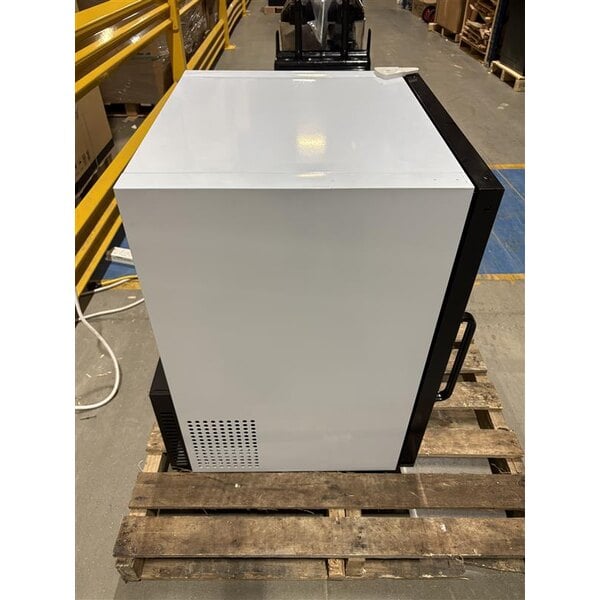 Scratch and Dent Avantco CRM-5-HC White Countertop Display Refrigerator with Swing Door - 3.9 Cu. Ft.