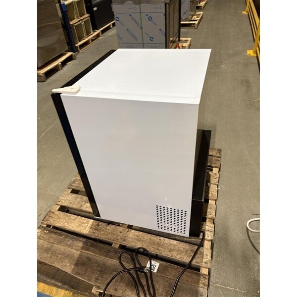 Scratch and Dent Avantco CRM-5-HC White Countertop Display Refrigerator with Swing Door - 3.9 Cu. Ft.