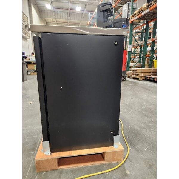 Scratch and Dent Avantco UDD-36-HC 36" Black Double Tap Kegerator Beer Dispenser - (1) 1/2 Keg Capacity