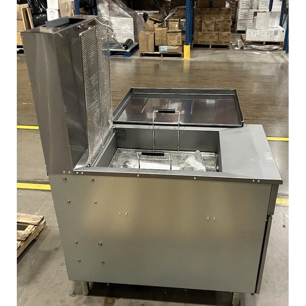 Scratch and Dent Avantco FBF1824LP Gas 110-125 lb. Flat Bottom Funnel Cake / Donut Fryer - 90,000 BTU