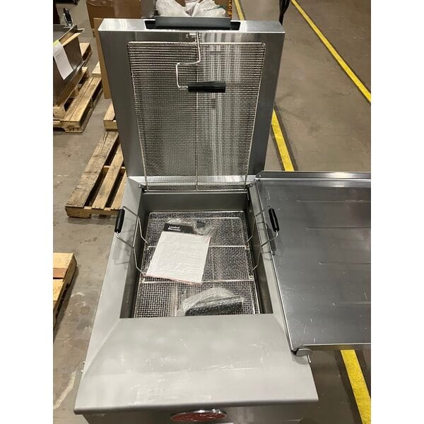 Scratch and Dent Avantco FBF1824LP Gas 110-125 lb. Flat Bottom Funnel Cake / Donut Fryer - 90,000 BTU